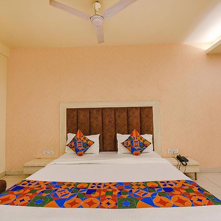 Hotel Fabexpress Seven Heaven Nuova Delhi Esterno foto