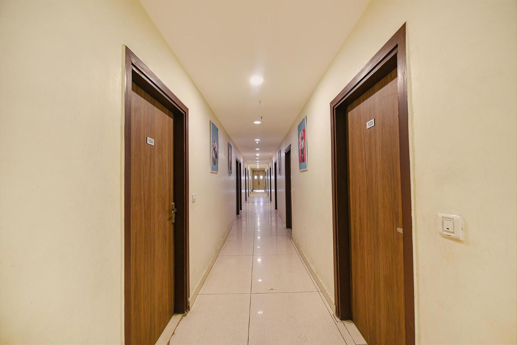 Hotel Fabexpress Seven Heaven Nuova Delhi Esterno foto