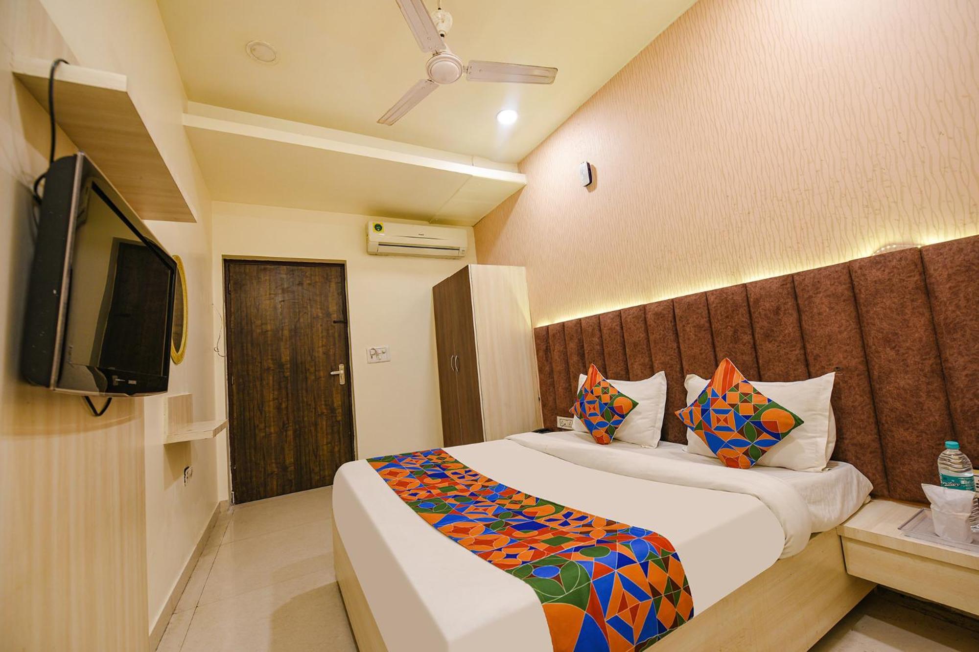 Hotel Fabexpress Seven Heaven Nuova Delhi Esterno foto