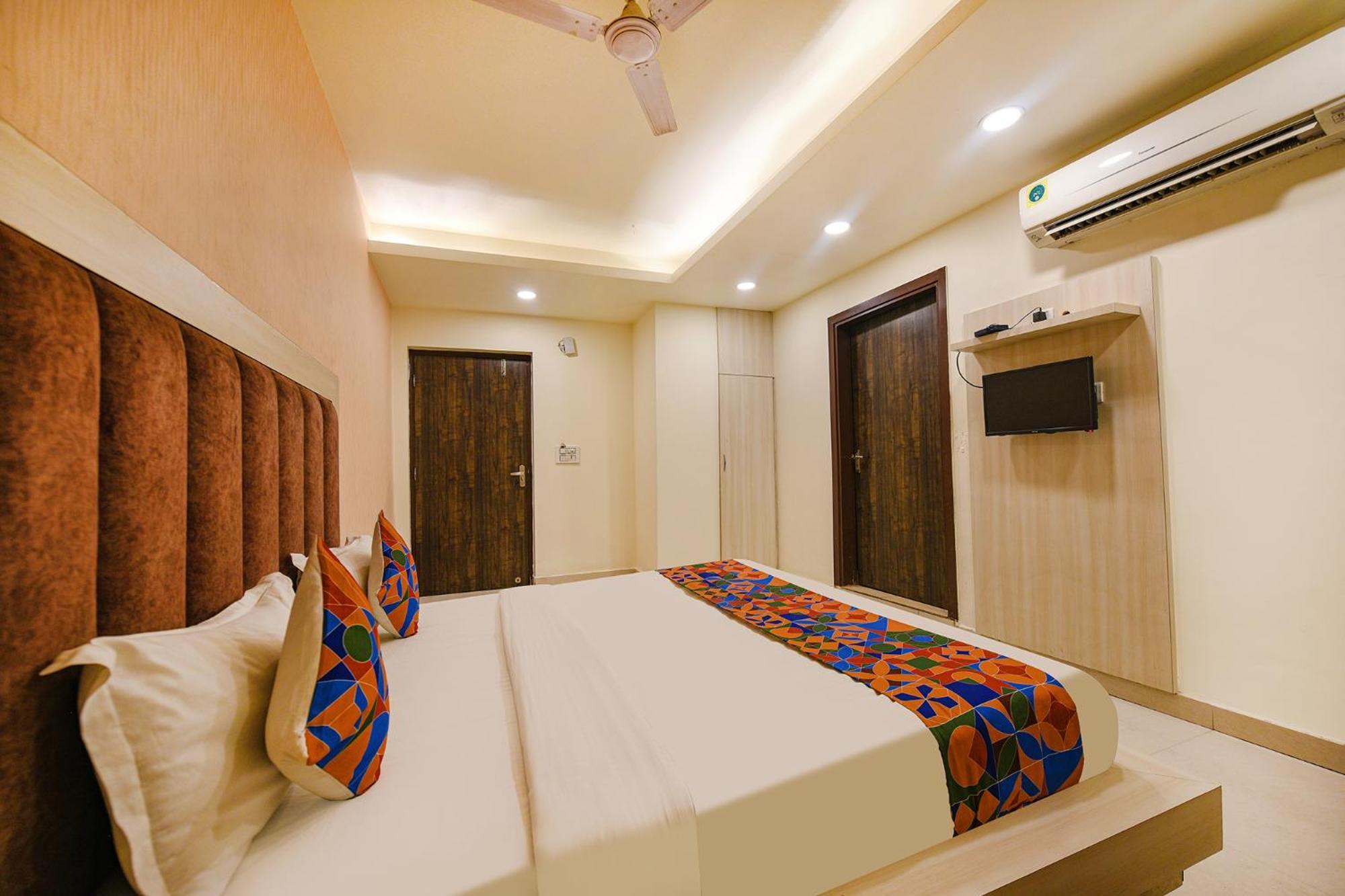 Hotel Fabexpress Seven Heaven Nuova Delhi Esterno foto
